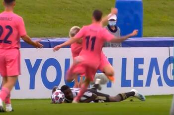 Se salió de sus casillas: Juvenil del Real Madrid le dio un pelotazo en la cara a su rival