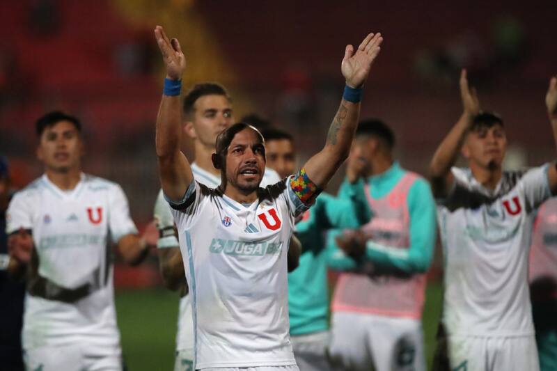 realiza un lindo gesto para Sandrino Castec.