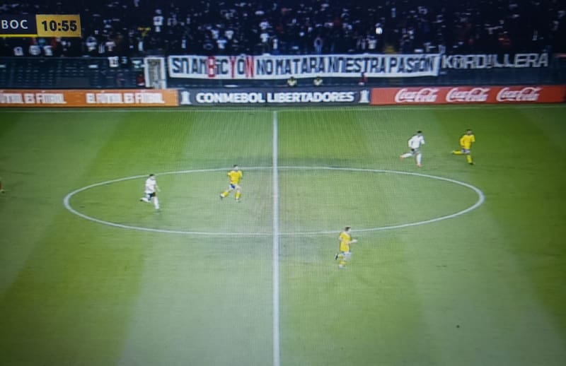 Hinchas de Colo Colo despliegan lienzo en el estadio Monumental.