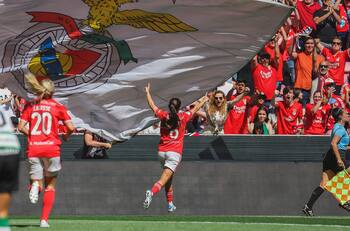 VIDEO | El hermoso gesto de una jugadora de Benfica con un niño que saltó a la cancha a celebrar el título