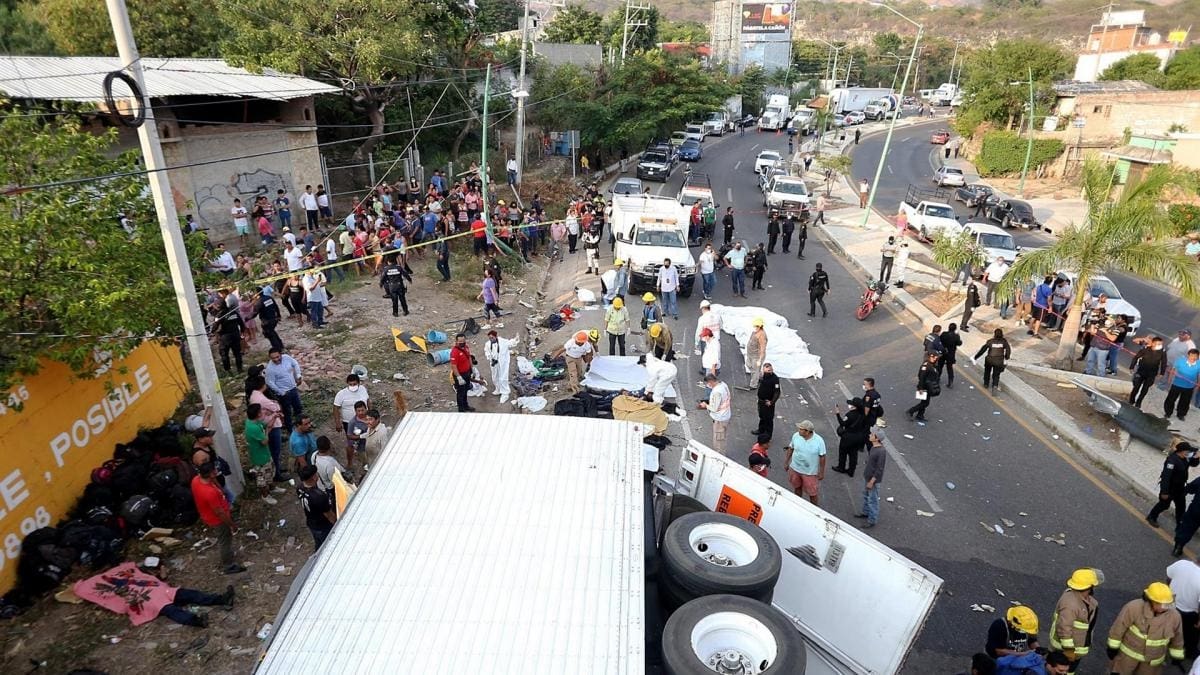 Terrible tragedia: Al menos 54 muertos y más de 58 heridos tras volcarse camión lleno de inmigrantes