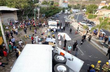 Terrible tragedia: Al menos 54 muertos y más de 58 heridos tras volcarse camión lleno de inmigrantes