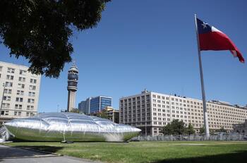 VIDEO | ¿Es una nave espacial?: Bienal de arquitectura se realiza en una gran y plateada estructura inflable