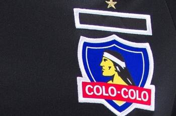 FOTO | Vuelve el negro: filtran la camiseta de visita que ocupará Colo Colo este 2024