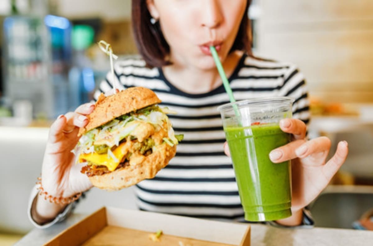 Estos son los riesgos que puede generar para tu salud comer demasiado rápido