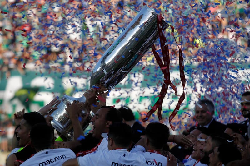 Es el club con más copas en la historia de Chile. También el con mayor deuda tributaria. (Foto: Photosport)