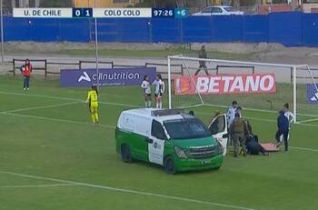 VIDEO | ¡Vergonzoso! Jugadora de Colo Colo es retirada en un vehículo de Carabineros en el Superclásico ante falta de ambulancia