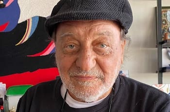Concurrida último adiós: Reportan largas filas para despedir a Patricio Manns en Teatro Nacional