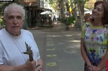 Emocionada hasta las lágrimas: Esperanza Silva lloró al entregarle reconocimiento a Tomás Vidiella en los Premios Caleuche