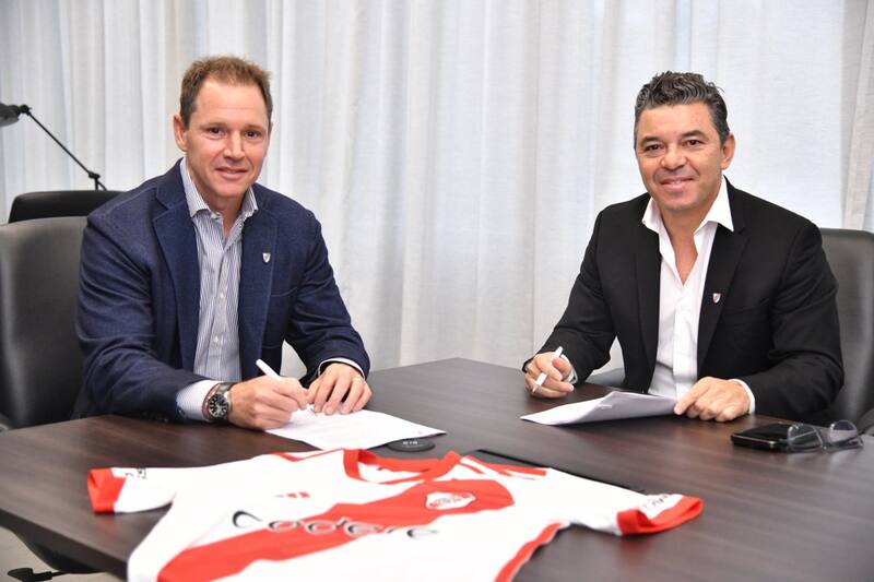 Marcelo Gallardo firmando su nuevo contrato como DT de River Plate.