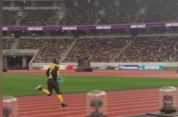 Usain Bolt exhibió kilos de más en la inauguración del Estadio Olímpico de Tokio