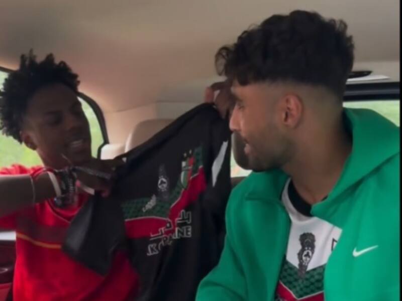 fue sorprendido con el regalo de la camiseta de Palestino en Alemania.