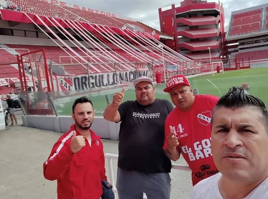 Líder de la barra en el Estadio Libertadores de América (al medio a la derecha).