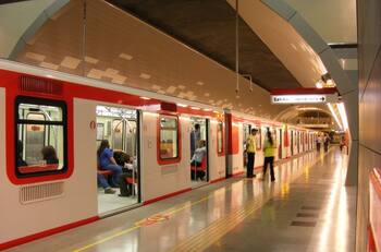 Metro de Santiago anunció extensión horaria en Línea 3 y 6 para este sábado: Estas estaciones cerrarán a las 02:30 de la madrugada