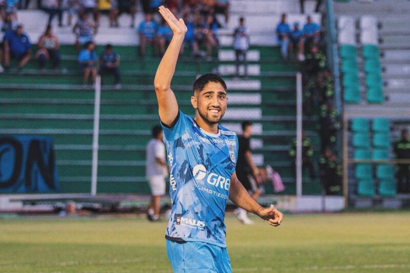 con la camiseta de Blooming tras dejar el fútbol chileno.