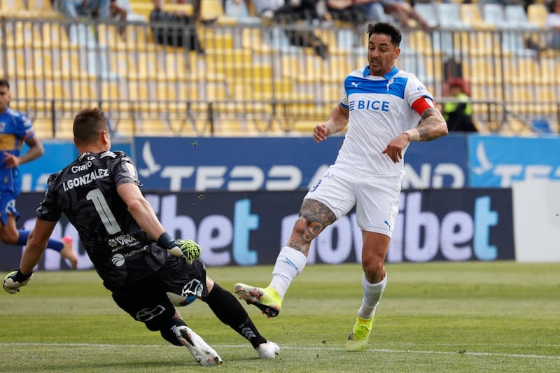 El portero de Everton quedó hospitalizado tras un choque con el delantero de Universidad Católica. Foto: Agencia ATON.