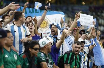 Fotos | Las hinchadas de Argentina y México ya viven el crucial duelo del Mundial Qatar 2022