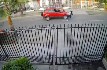 VIDEO | Madre y sus dos hijos sufrieron violento portonazo en La Granja