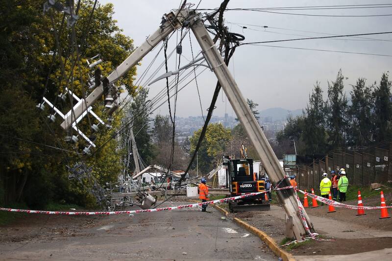 Producto del intenso temporal, aún existen hogares en el país que permanecen sin energía.