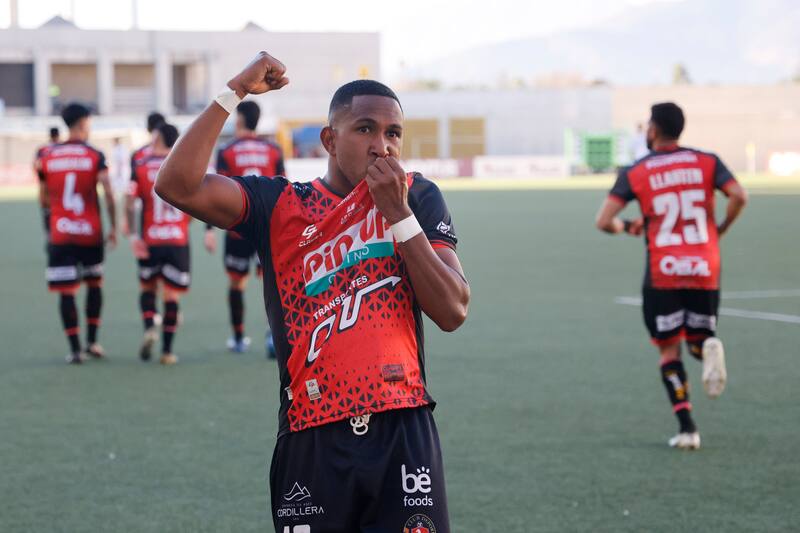 Luis Guerra en la victoria de los Tomateros ante Colo Colo.