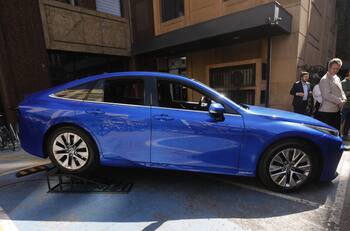 VIDEO | Así es el Toyota Mirai: El primer auto de propulsión a hidrógeno que podrá circular en Chile