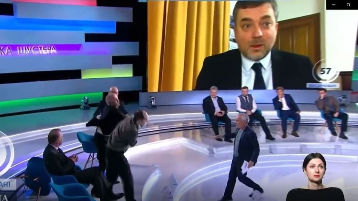 VIDEO | Feroz pelea en vivo: periodista ucraniano y político pro Rusia terminaron a golpes en pleno programa de TV