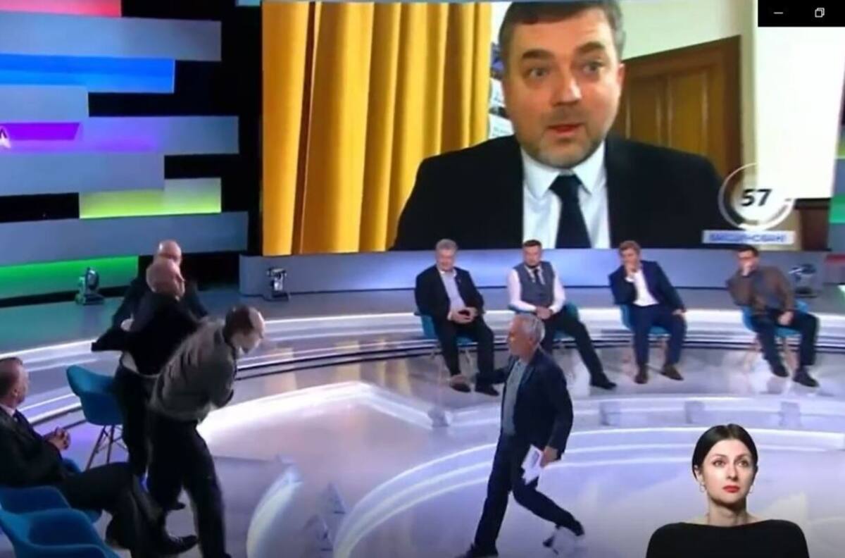 VIDEO | Feroz pelea en vivo: periodista ucraniano y político pro Rusia terminaron a golpes en pleno programa de TV