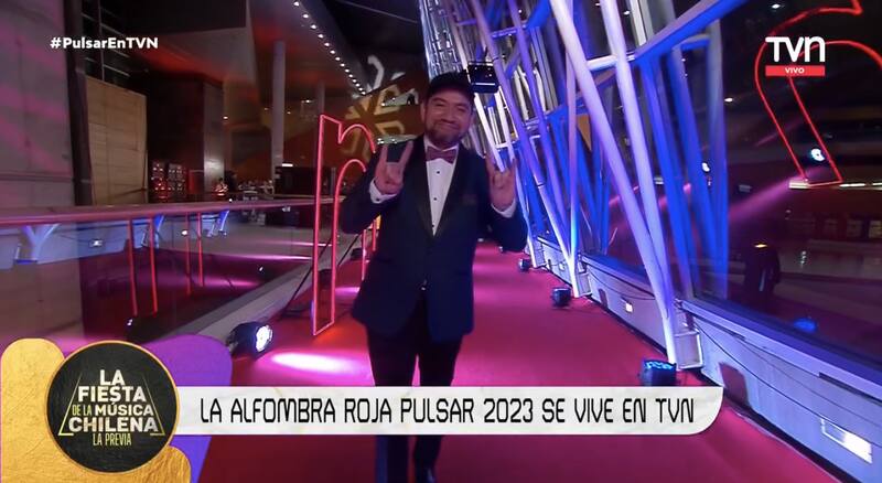 Rodrigo Osorio, "Don Rorro", fue el primero en desfilar en la alfombra roja. Créditos: TVN.