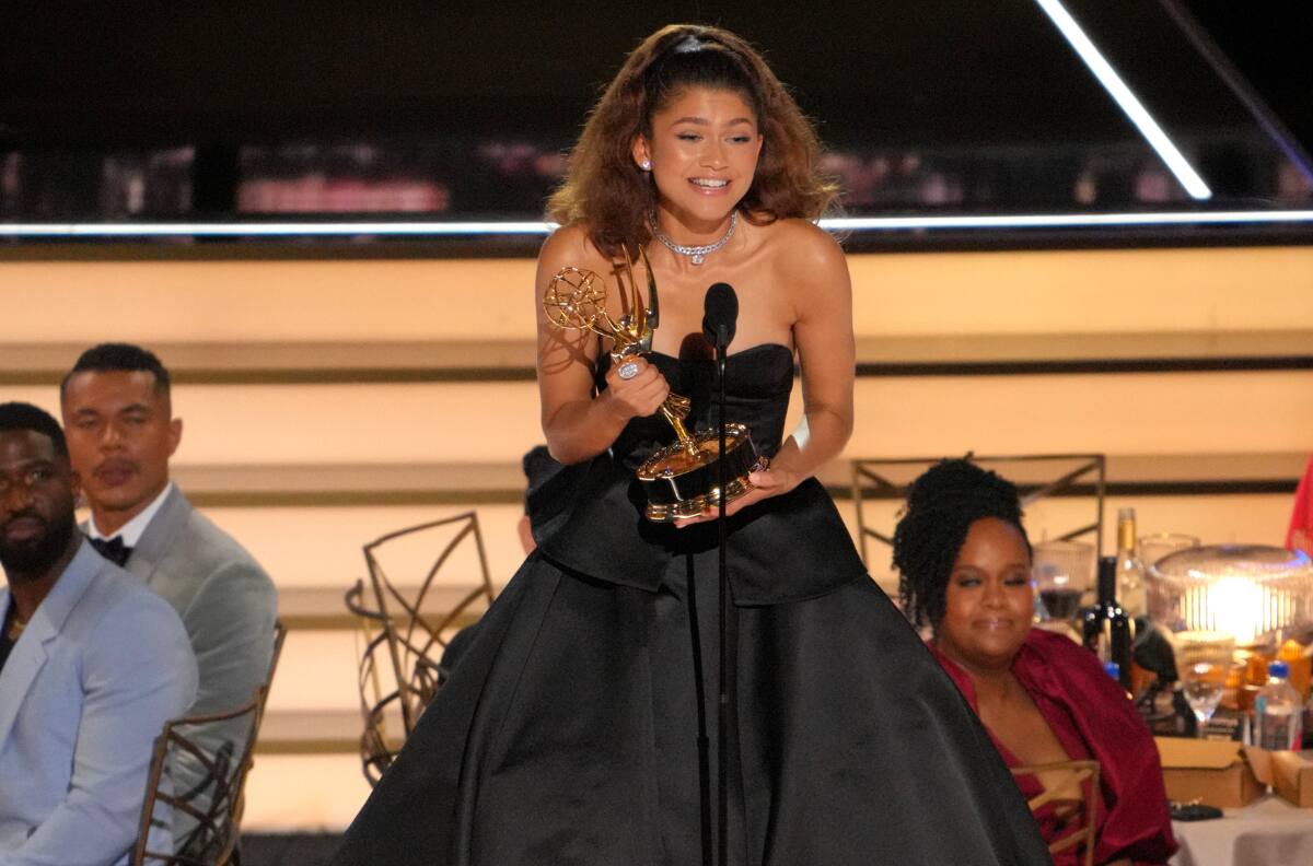 Con Zendaya emocionada: Revisa acá a los grandes ganadores que dejó los Emmy Awards 2022