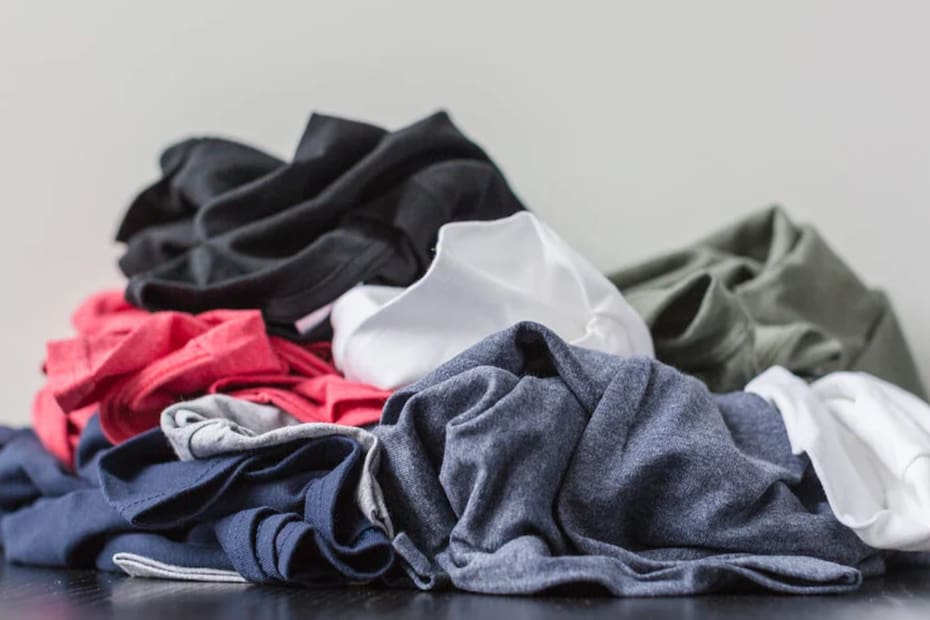 Según información de Textile Exchange, el 70% de la ropa está hecha de fibras sintéticas o plásticas. Créditos: Rawpixel.