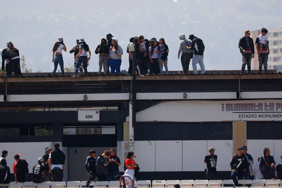 personas subidas a los techos del Monumental durante el Arengazo. Foto: Aton
