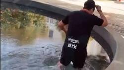 VIDEO | Alcalde perdió apuesta en Copa Chile y se tiró a la pileta de la ciudad “rival”