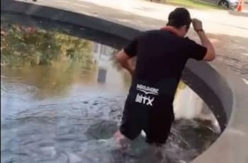 VIDEO | Alcalde perdió apuesta en Copa Chile y se tiró a la pileta de la ciudad “rival”