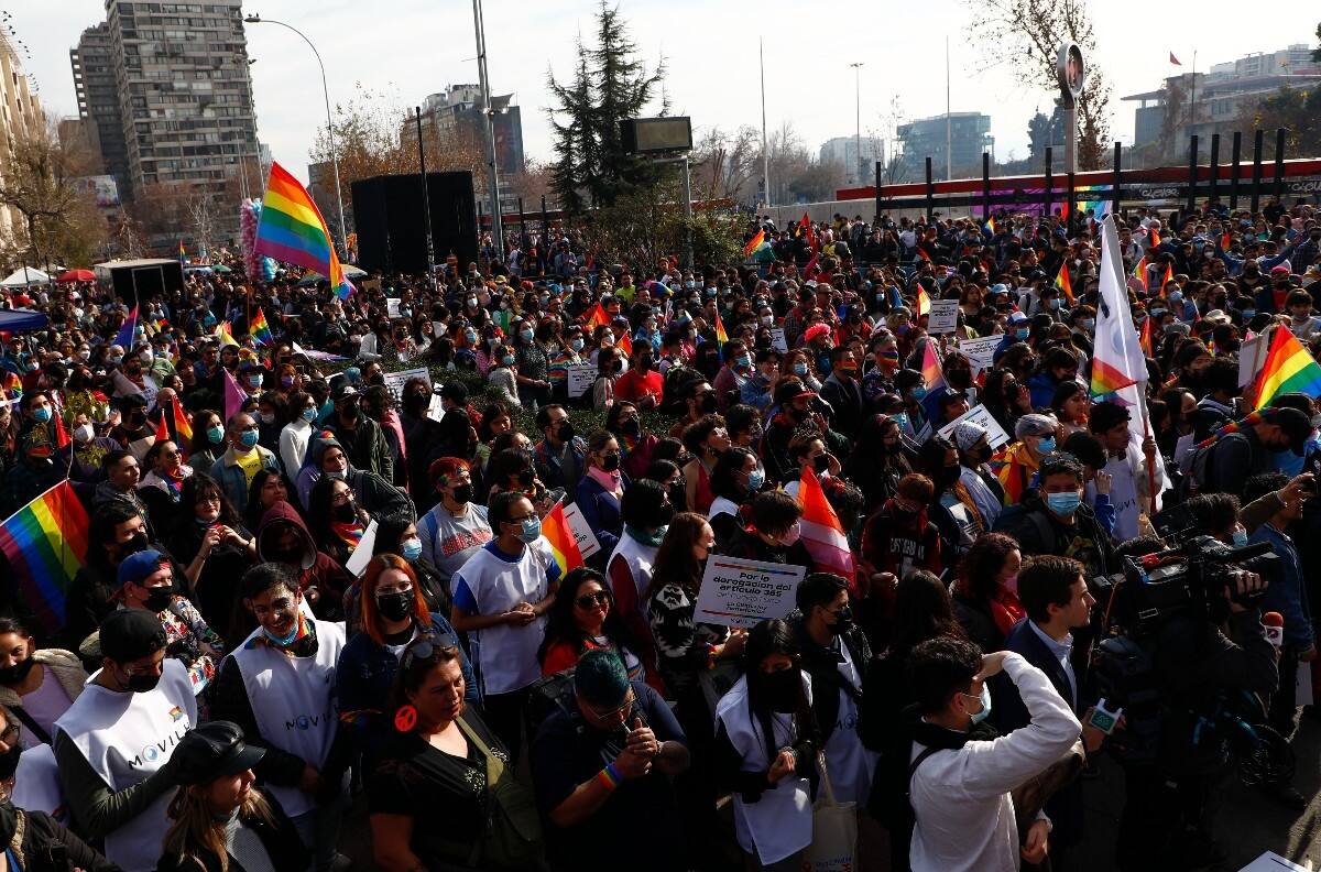 VIDEO | Masiva marcha del Orgullo congregó un centenar de personas en Plaza Italia