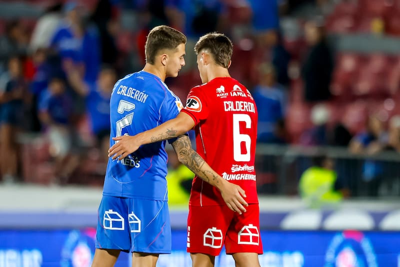 El defensor con su hermano Franco en el fútbol chileno.