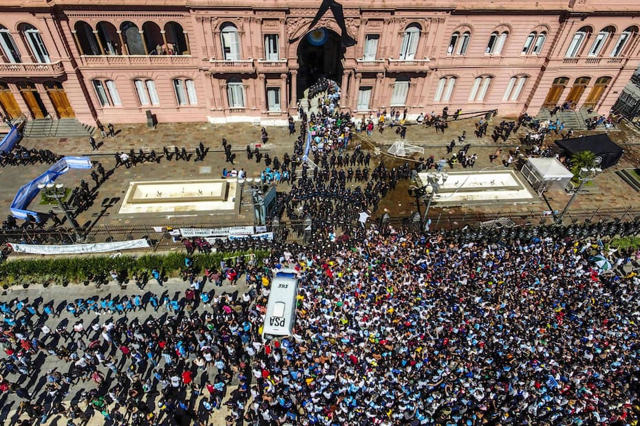 Se estima que cerca de un millón de hinchas llegaron a despedir al ídolo del fútbol argentino a las afuera de la Casa Rosada en plena pandemia.