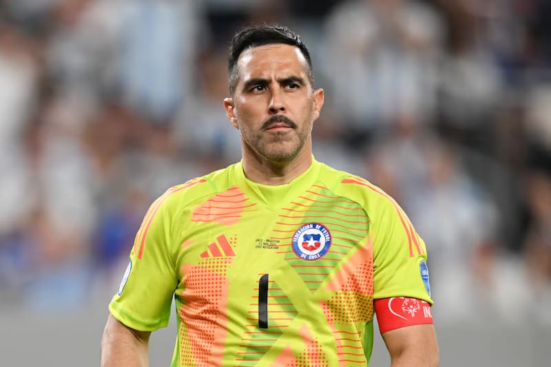 Fue acusado por Claudio Bravo de romper el camarín de La Roja.