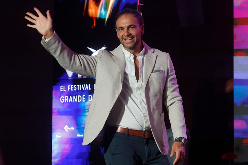 El periodista sacó su lado rockero para recordar al Príncipe de las Tinieblas.