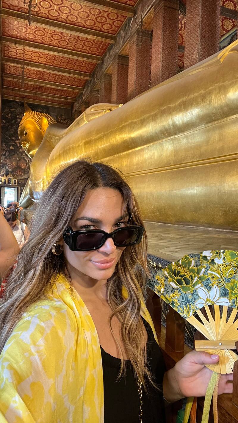 Lisandra Silva junto al icónico "Buda reclinado"