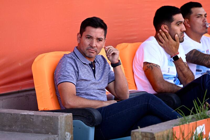 Francisco Arrué está en la cuerda floja y una nueva derrota lo puede sacar de la banca de Arica. Foto: Aton.