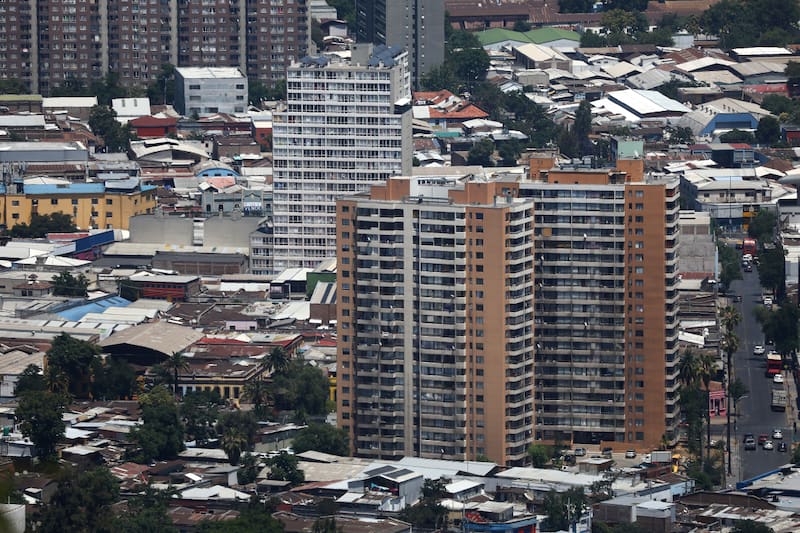 El estudio reveló además las grandes brechas en los costos de las propiedades dentro de cada línea de la red de transportes. Créditos: Jonnathan Oyarzun/Aton Chile.