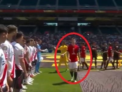 VIDEO | Calentó el partido: capitán de Urawa Red dejó a todo River con la mano estirada