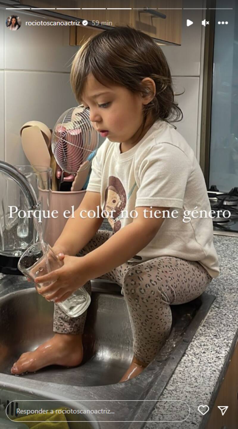 A través de redes Sociales, Rocío Toscano recibió críticas por la forma de vestir de su hijo y respondió muy claramente a los “haters”.