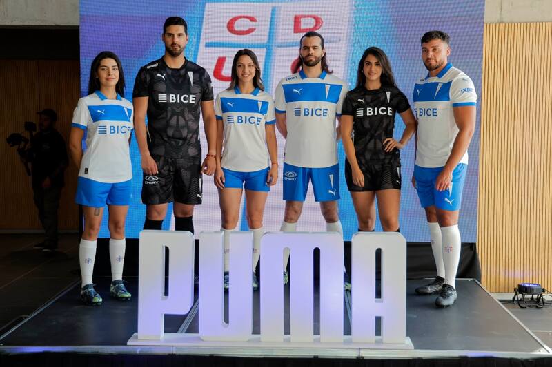 Universidad Católica presentó con Puma la nueva camiseta para 2025. Foto: Agencia Aton.