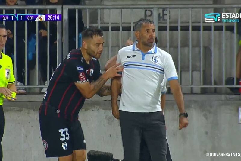 Miguel Ponce se enojó con Leandro Navarro en el triunfo de Deportes Iquique ante Deportes La Serena.