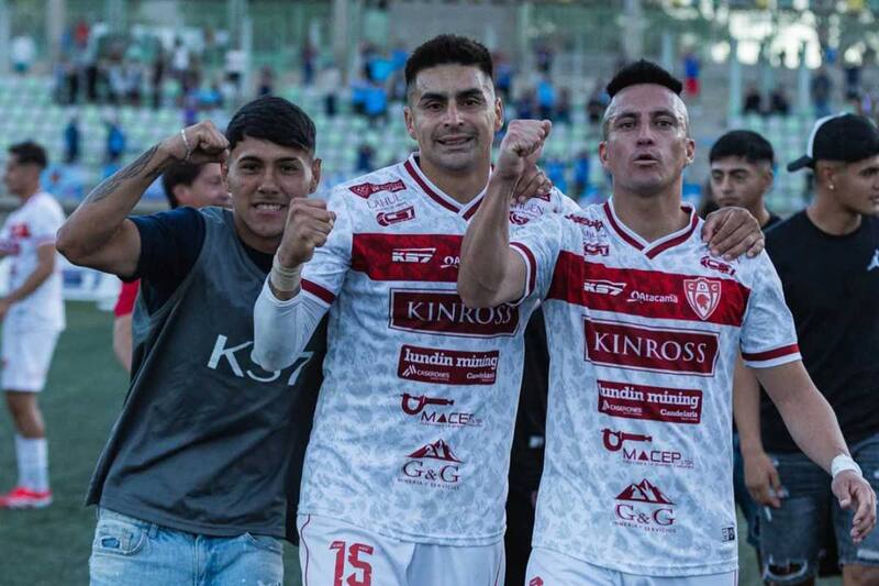 John Santander (al medio) habló sobre los cambios en las últimas horas por los tres puntos sumados a Cobreloa. Foto: @deportescopiapo