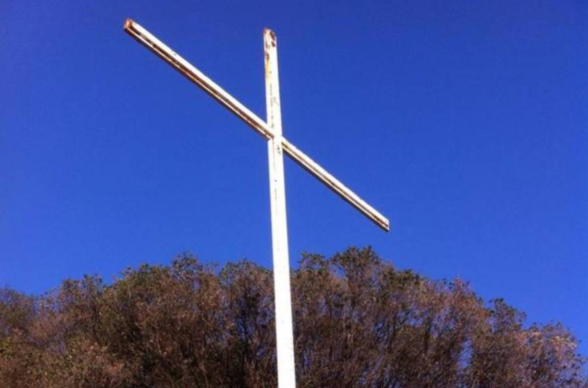 Hinchas de la UC desplegaron lienzo a favor del Apruebo en la Cruz del 'Mumo'