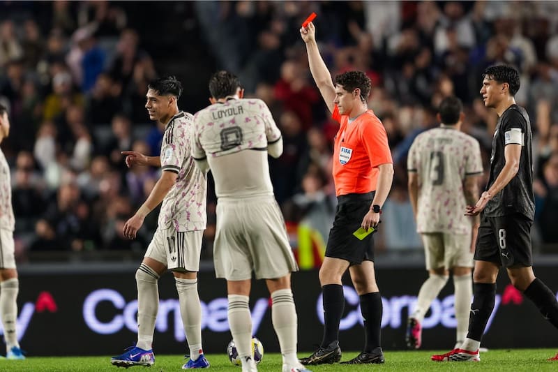 La expulsión de Darío Osorio: un momento clave en el partido. Foto: Agencia Aton.