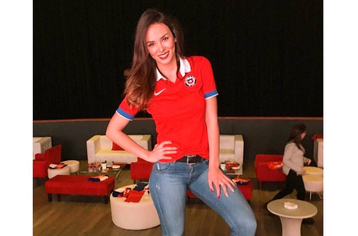Las sensuales fotos de Jhendelyn Núñez alentando a la Selección Chilena