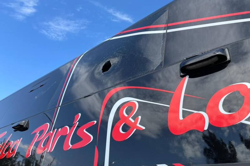 Así quedaron los vidrios del segundo piso de uno de los buses que transportó a la delegación de Universidad de Chile en el Superclásico.